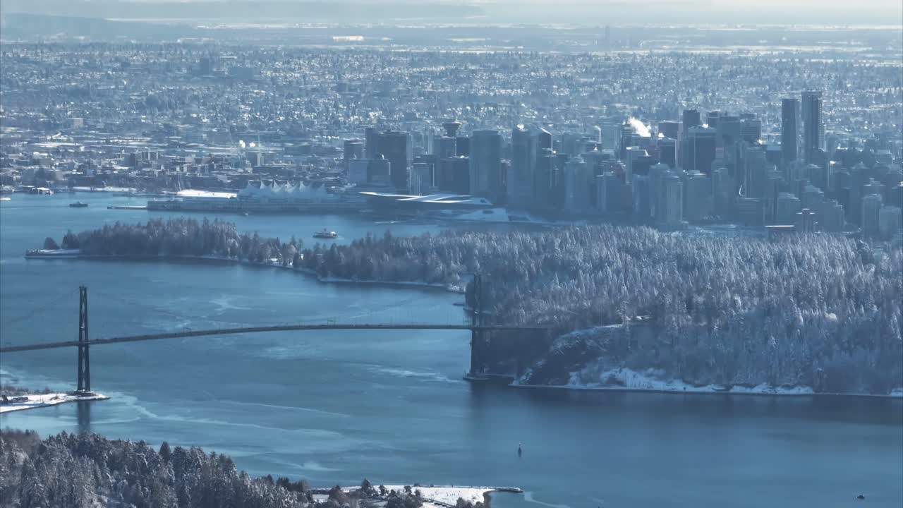 toma aérea de teleobjetivo teledirigido del puente lions gate en la nieve invernal, vancouver, canadá