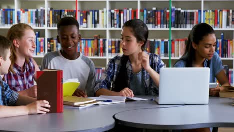 escolares estudiando en la biblioteca 4k