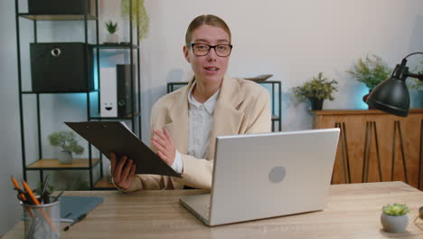 Geschäftsfrau,-Die-Im-Büro-Am-Laptop-Arbeitet,-Spricht-über-Online-Kommunikationsvideoanruf-Mit-Dem-Chef-Ihres-Mitarbeiters