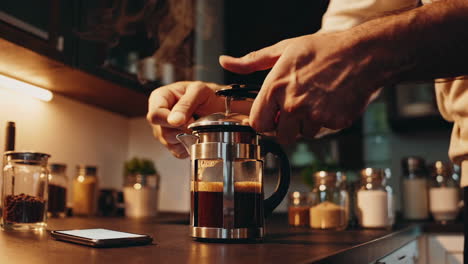 haciendo café con una prensa francesa