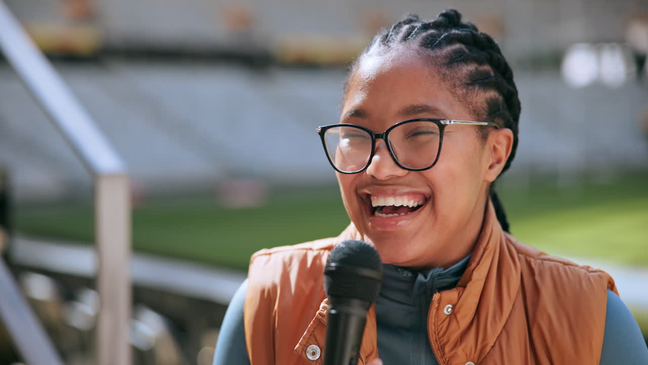 Adolescente felice che rilascia un'intervista in uno stadio sportivo