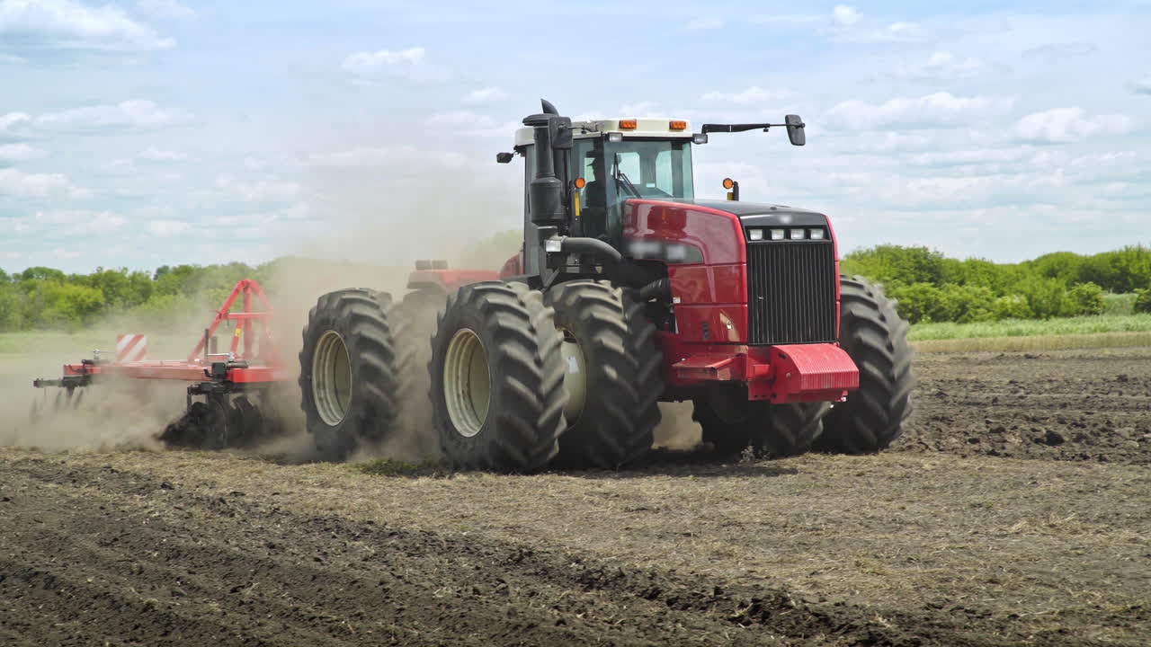땅을 경작하기 위한 농업 기계. 시골 농업. 경작장