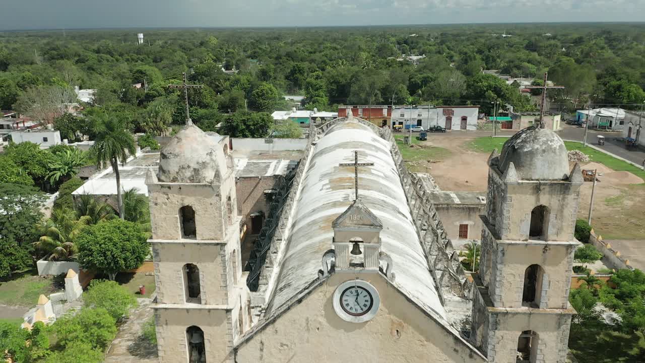 paisaje urbano con la vieja iglesia en un día soleado