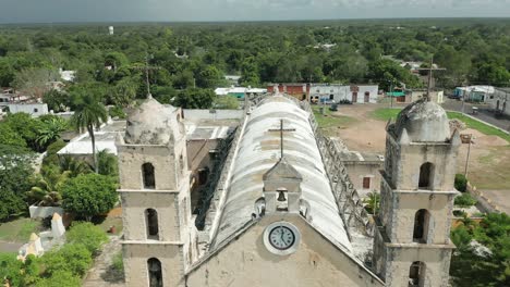 Paisaje-Urbano-Con-La-Antigua-Iglesia-En-Un-Día-Soleado