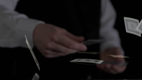 el crupier lanza la carta de juego del as.