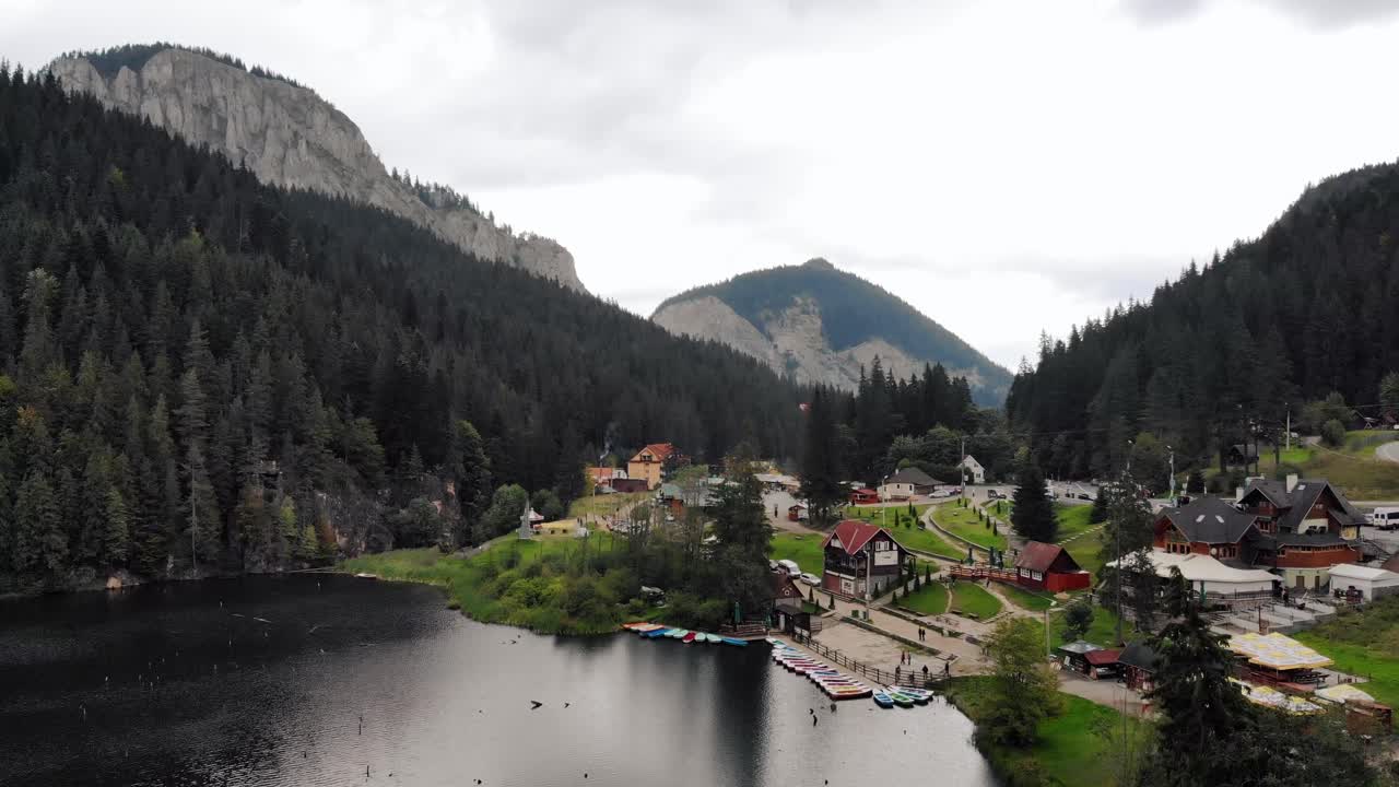 Barche sul molo di un'attrazione turistica a Lacu Rosu in Romania