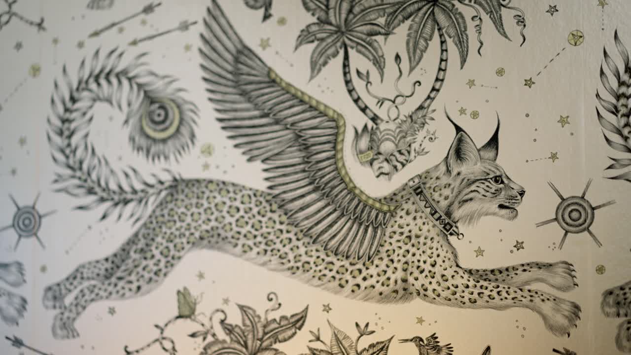 Close-up ilustrasi detail lynx bersayap mitos pada wallpaper dekoratif, menampilkan simbol celestial dan karya seni garis halus