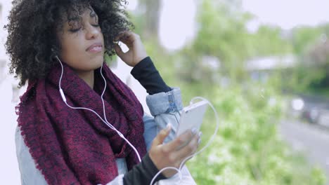 Trendy-woman-with-smartphone