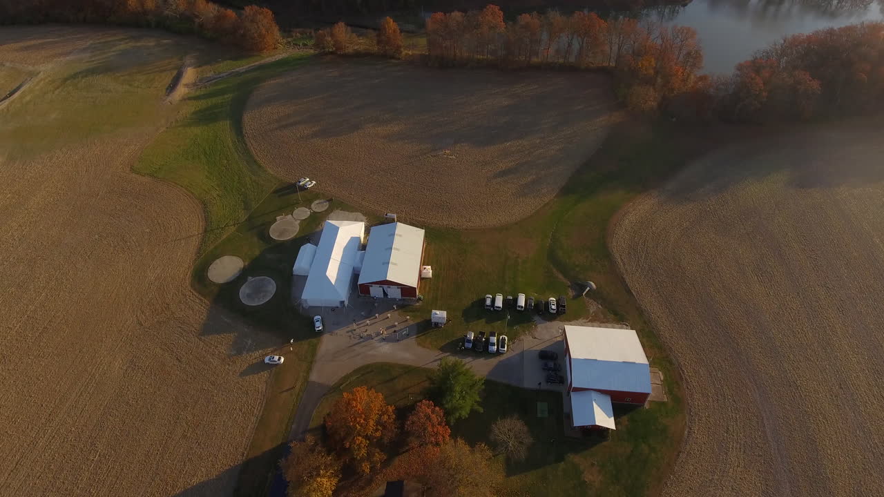 Riprese con drone di una splendida fattoria in un giorno d'autunno a novembre