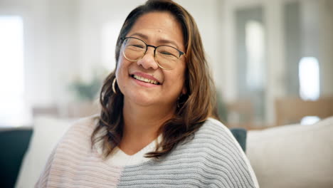 Gesicht,-Zuhause-Und-Asiatische-Frau-Auf-Einer-Couch