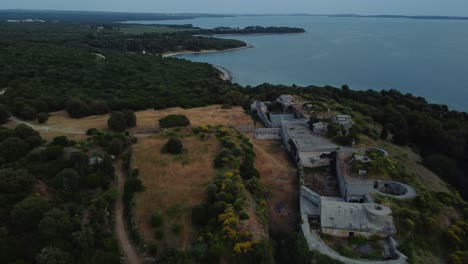 dron de vista aérea cinematográfica desciende en la histórica fortificación de la primera guerra mundial junto al mar junto al idílico mar mediterráneo adriático con agua azul y playas escondidas para viajar en verano