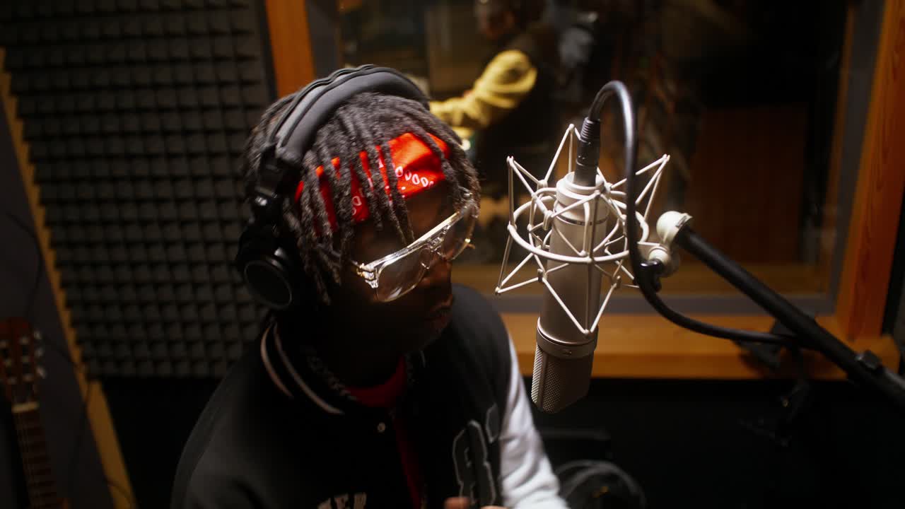 hombre grabando música en un estudio