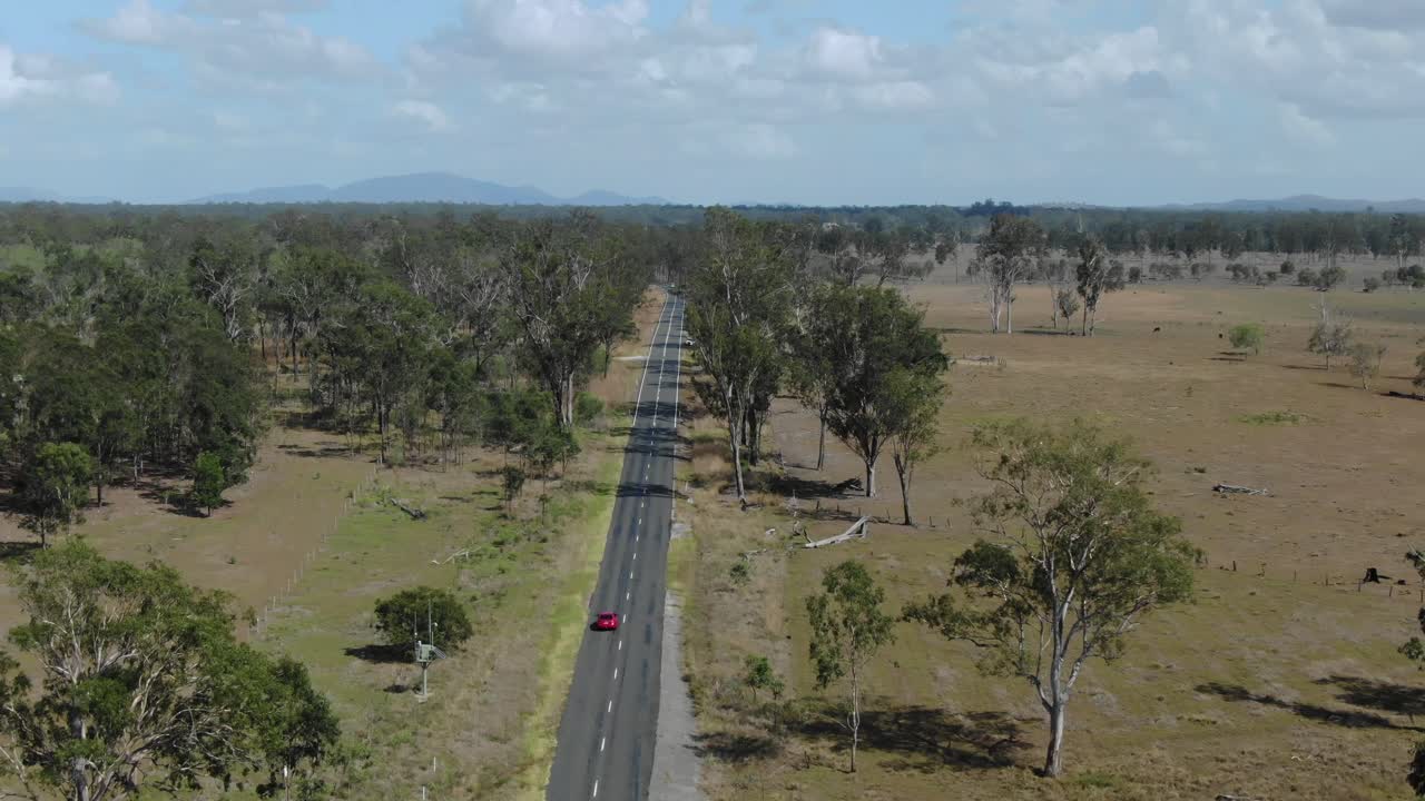 시골 풍경의 황량한 도로에서 운전하는 외진 자동차, 바줄