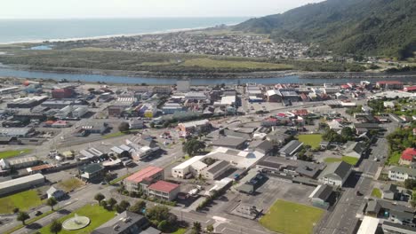 área comercial y pública de sobrevuelo de drones en la pequeña ciudad de greymouth, nueva zelanda