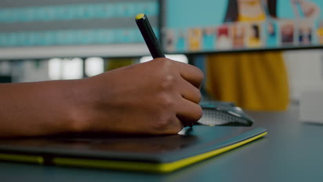 primer plano de la edición del diseñador de fotos con tableta y lápiz