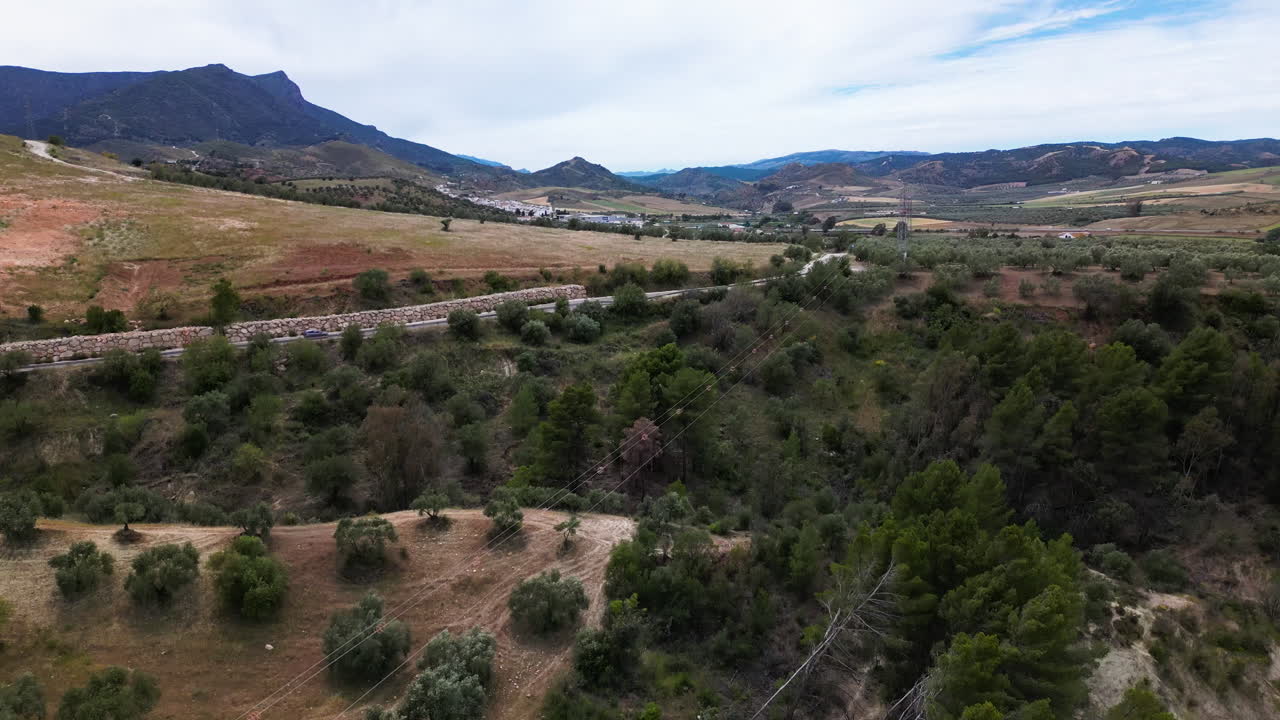 Paesaggio di Estepona in Spagna con linee elettriche sottostanti, vista aerea in ascesa