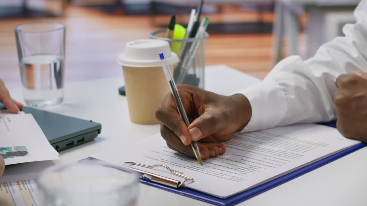 Candidato al lavoro che firma il suo contratto di lavoro e si assicura una posizione aziendale