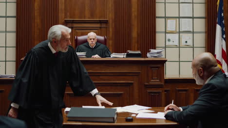 escena en la sala del tribunal