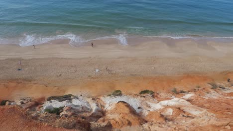 Vista-De-Arriba-Hacia-Abajo-De-La-Playa-De-Falesia,-Impresionantes-Acantilados-Y-Aguas-Turquesas,-Algarve