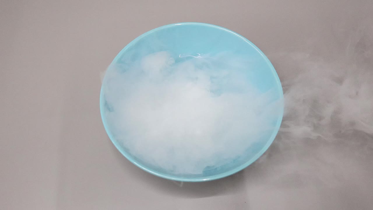 hielo seco transformándose en gas en el agua