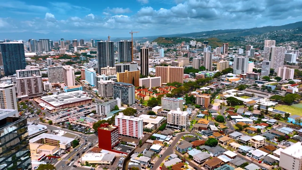 Panorama soleggiato della splendida Honolulu, Hawaii, USA. Volo con drone sopra il paesaggio con molte auto
