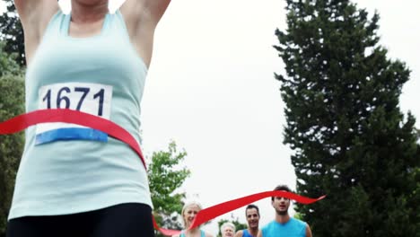 Atleta-Femenina-Ganando-La-Carrera