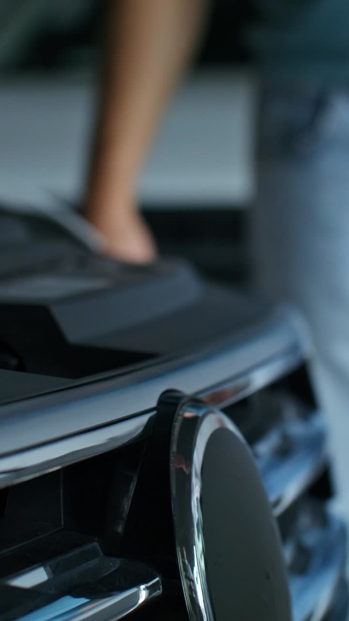 vista de cerca del capó y la parrilla delantera de un coche
