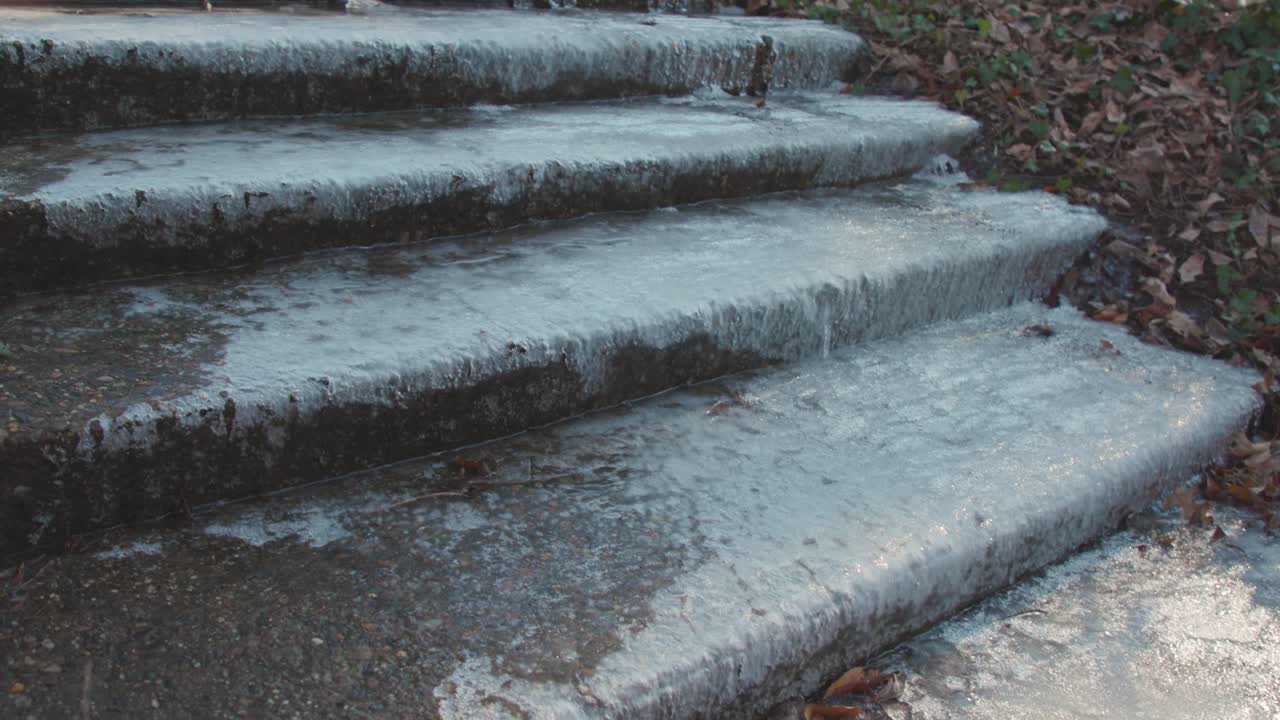 겨울 팬 바깥의 돌계단에 있는 얼음