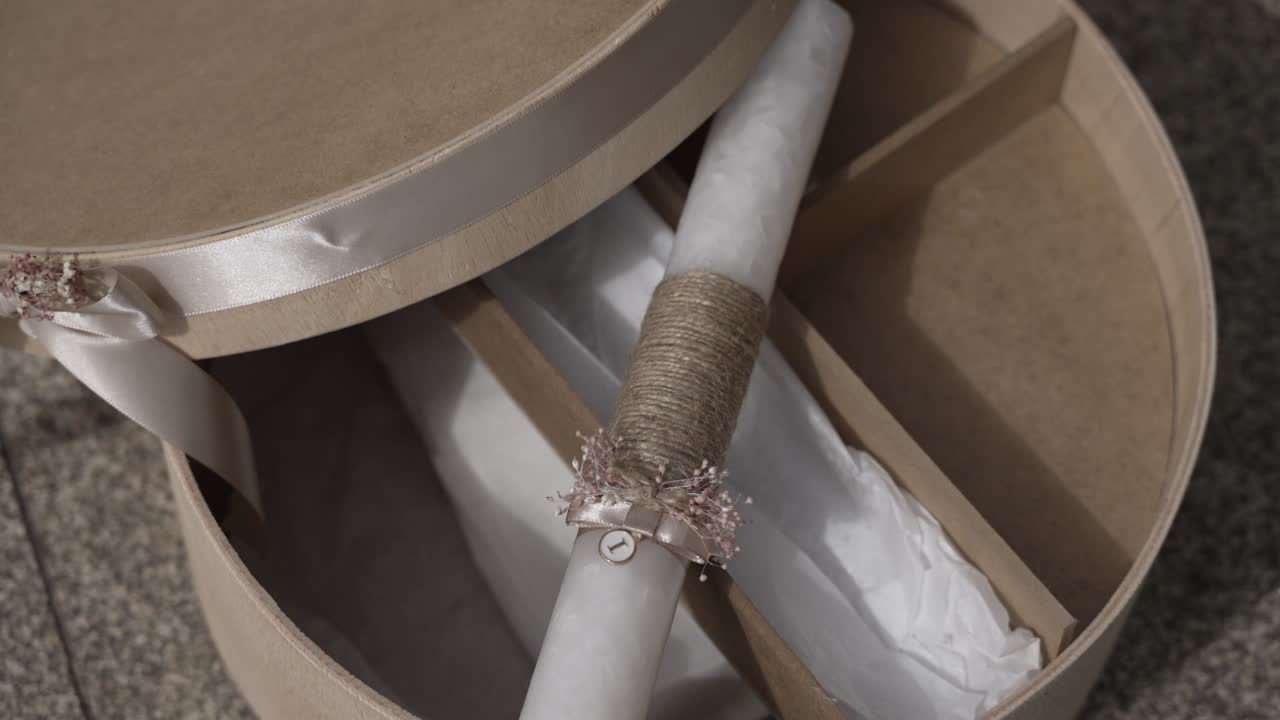 둥근 선물 상자 에 장식 된 불 과 천 을 가진 우아 한 침례 세트