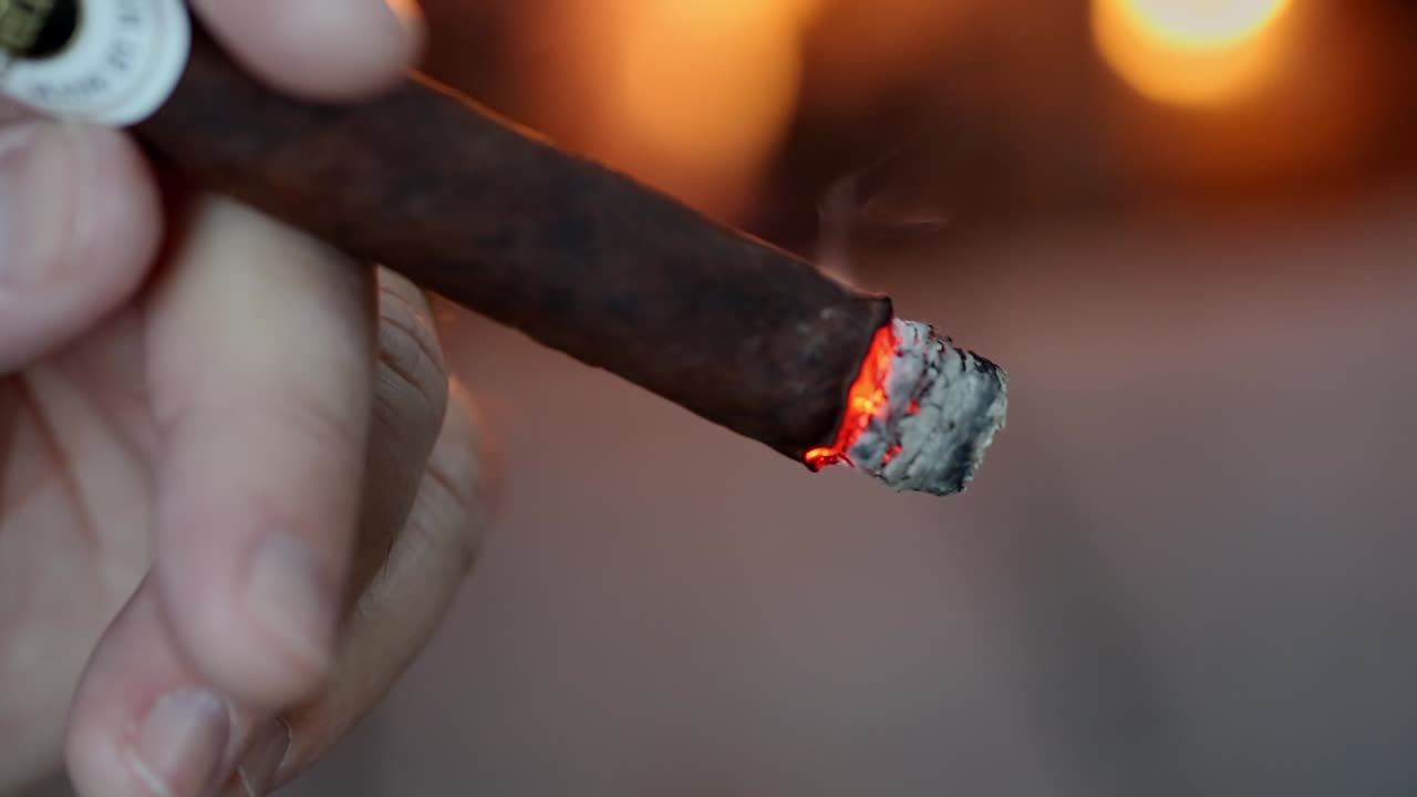 fumando un cigarro frente a un carmelo