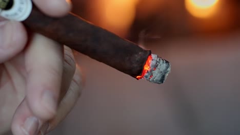 fumando un cigarro frente a un carmelo