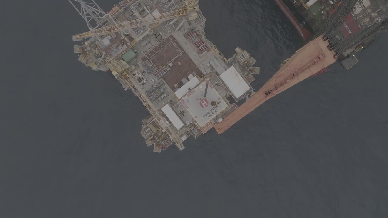 해상 석유 기지 위에서 작업하는 크레인의 드론 영상