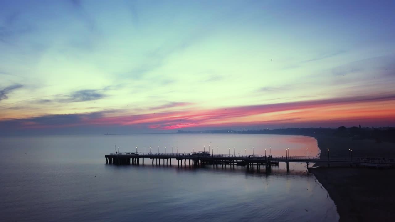 temprano en la mañana en la playa justo antes del amanecer