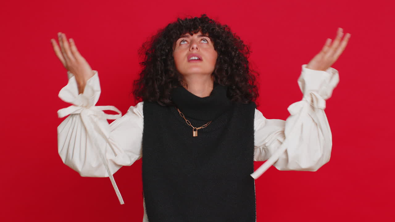 분노한 여자가 왜, 실패의 어떤 이유, 짜증, 불신, 곤란, 갈등, 다을 묻는다.