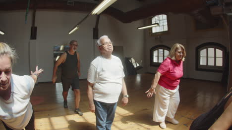 Posibilidad-Remota-De-Personas-Mayores-Aprendiendo-Movimientos-De-Baile-Con-El-Maestro