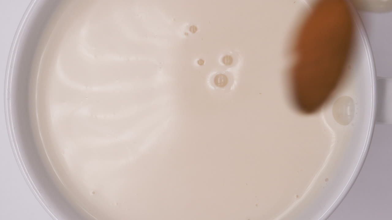 아몬드 우유 슬로우 모션 평면도에 떨어지는 아몬드