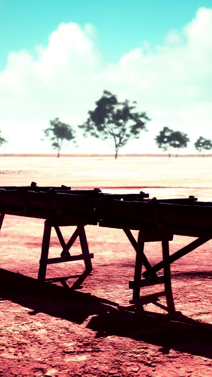 시골 풍경 에 있는 소금 평평 한 곳 을 가로지르는 나무 다리