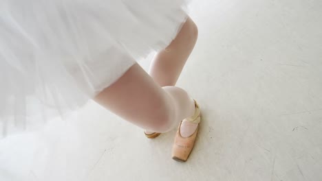 bailarina practicando el baile de ballet
