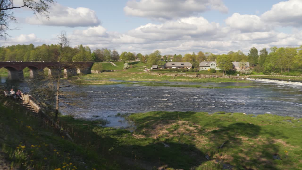 largo puente de ladrillo antiguo, kuldiga, letonia a través del río venta