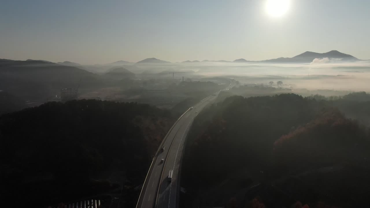 안개가 자욱한 가을 고속도로 장면