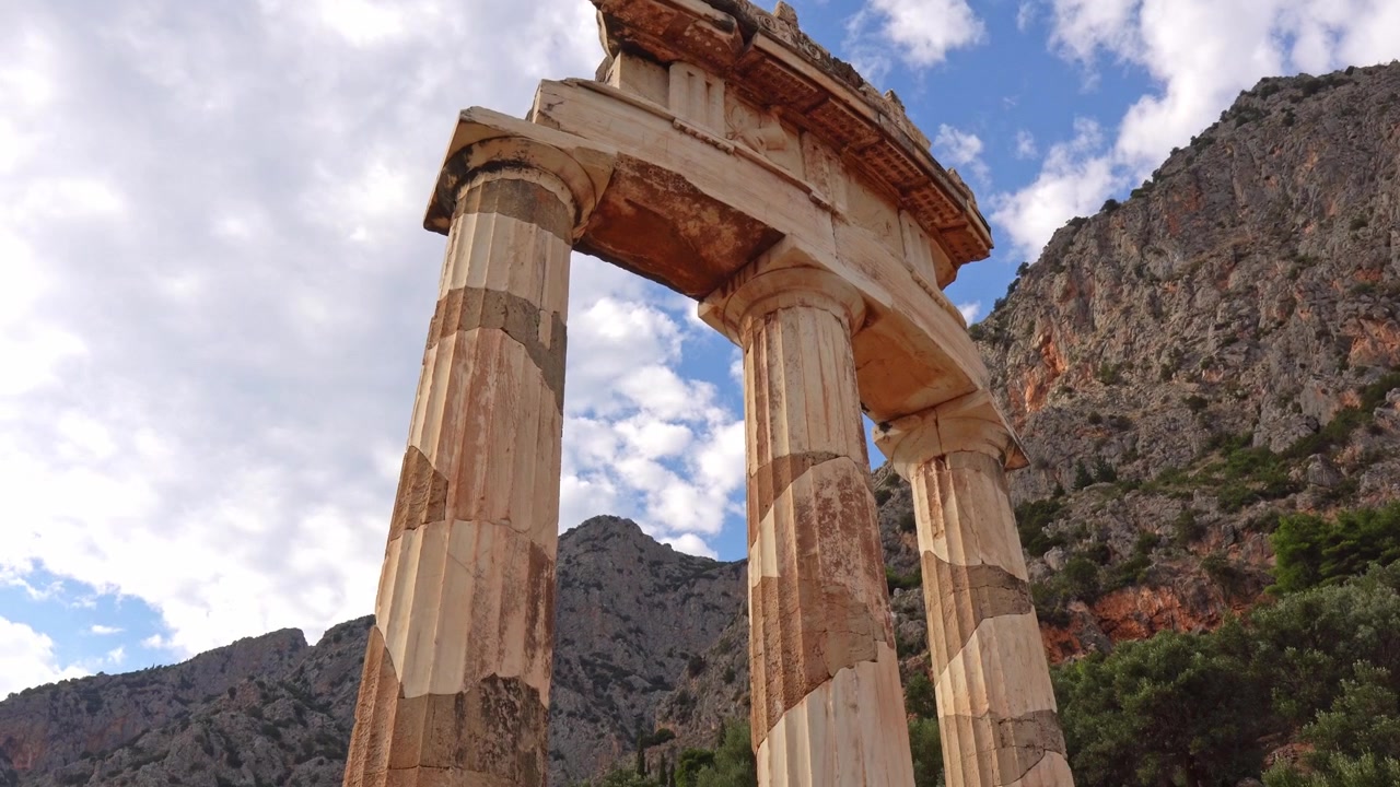 Antiche rovine greche del Tempio di Atena Pronaia a Delfi, Grecia