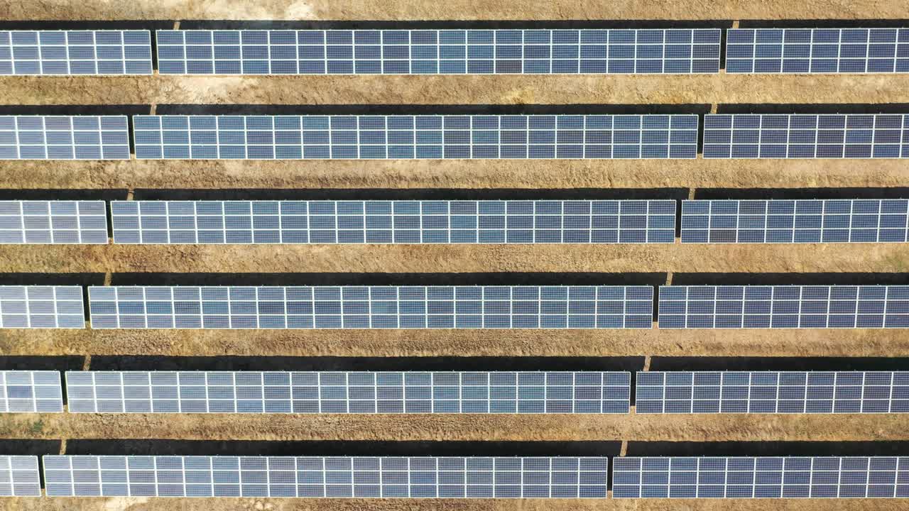 campo de paneles solares de proyecto neto cero energía alternativa verde renovable.