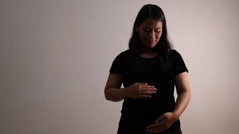 Mujer-Embarazada-Acariciando-Su-Vientre-Y-Mirando-Hacia-Los-Lados,-Parada-Aislada-En-Blanco-Con-Espacio-De-Copia