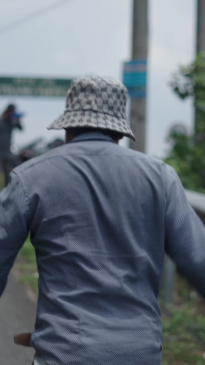 Uomo che cammina con un cappello da pescatore