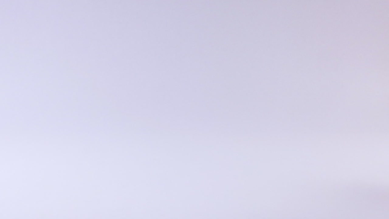 una pelota de tenis rebota en una superficie