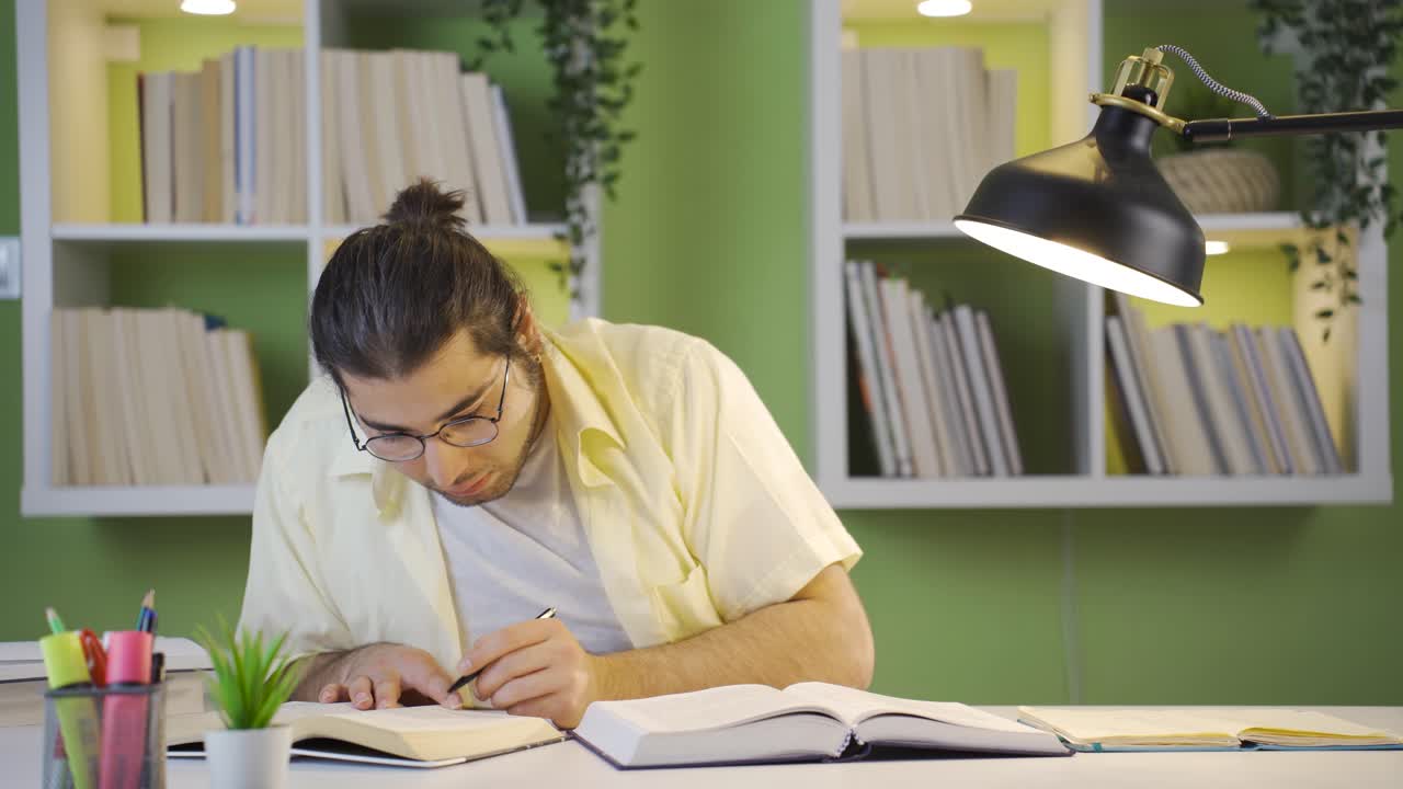 el estudiante masculino exitoso encuentra ideas para resultados positivos.