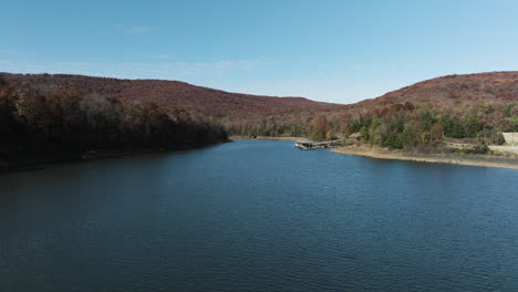 Ruhiger-See-Des-Fort-Smith-State-Park-Im-Crawford-County,-Arkansas,-Vereinigte-Staaten