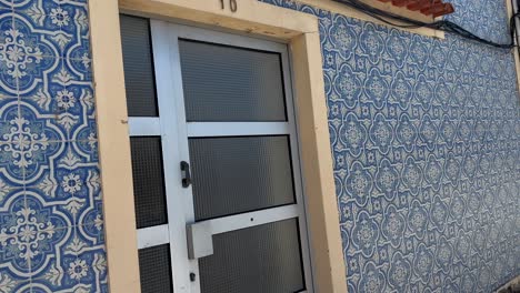 pov camina por la calle en aveiro mostrando la fachada de la casa con los típicos azulejos de cerámica portugueses en la ciudad