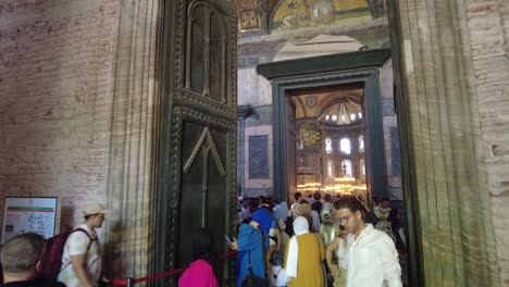 el interior de hagia sophia con los visitantes