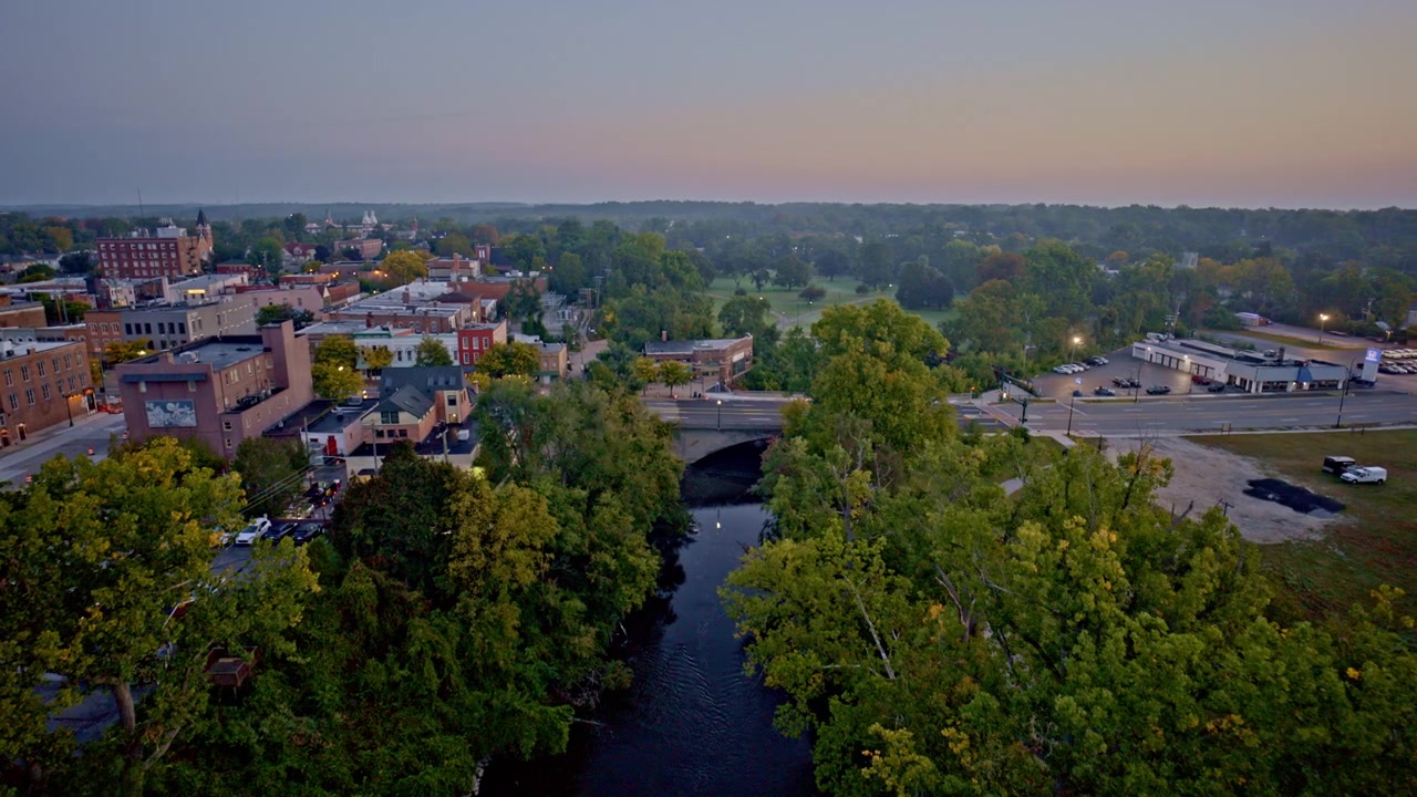 Riprese del fiume Huron dall'alto, un drone vola verso Ypsilanti, Michigan, sotto il cielo estivo.